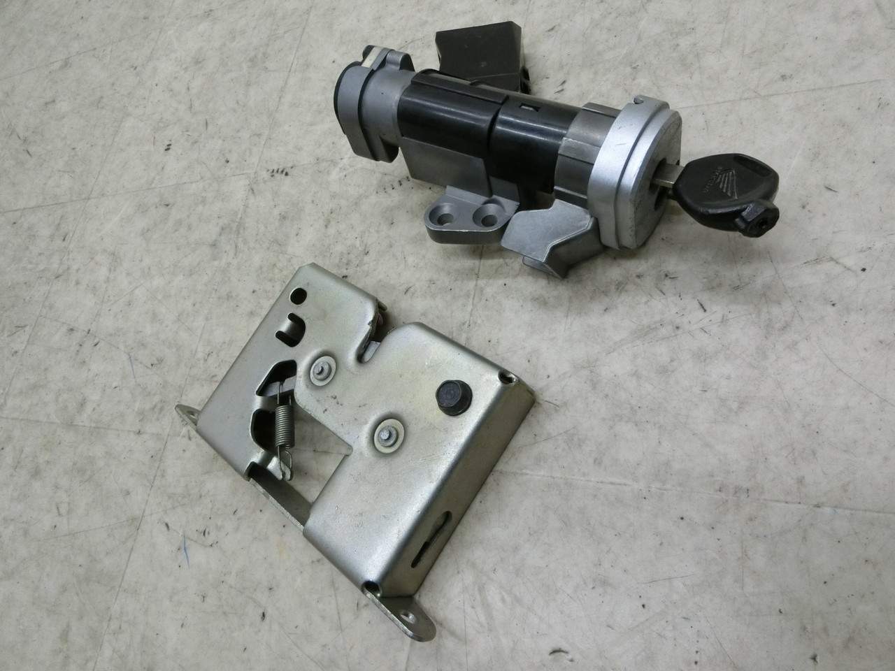 DIO-6/ �f�B�I NSK50   ���C���L�[�{�b�N�X/ �L�[�V�����_�[/ �C�O�j�b�V�����L�[  AF68-1318