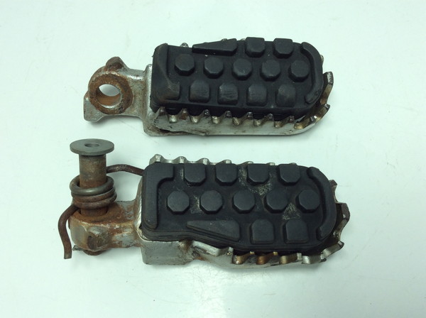 KDX220SR フロントステップ左右/ メインステップ左右 DX220B-0008