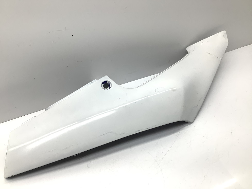 RGV250ガンマ-1/ γ シートカウル右/ サイドカバー右/ リアカウル/ リアカバー VJ21A-